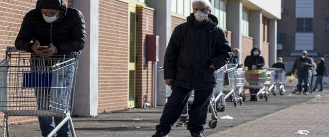 Rom in fila al supermercato aggredisce vigilante foto Ansa