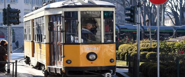 paziente positiva dimessa dall'ospedale torna a casa in tram foto Ansa