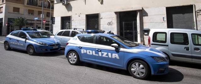 senegalese minaccia clienti di un bar e uomini delle volanti della polizia foto Ansa