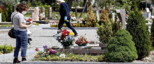 vigilessa interrompe funerale al cimitero foto Ansa