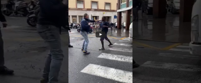 Immigrato violento a Savona frame da video Youtube