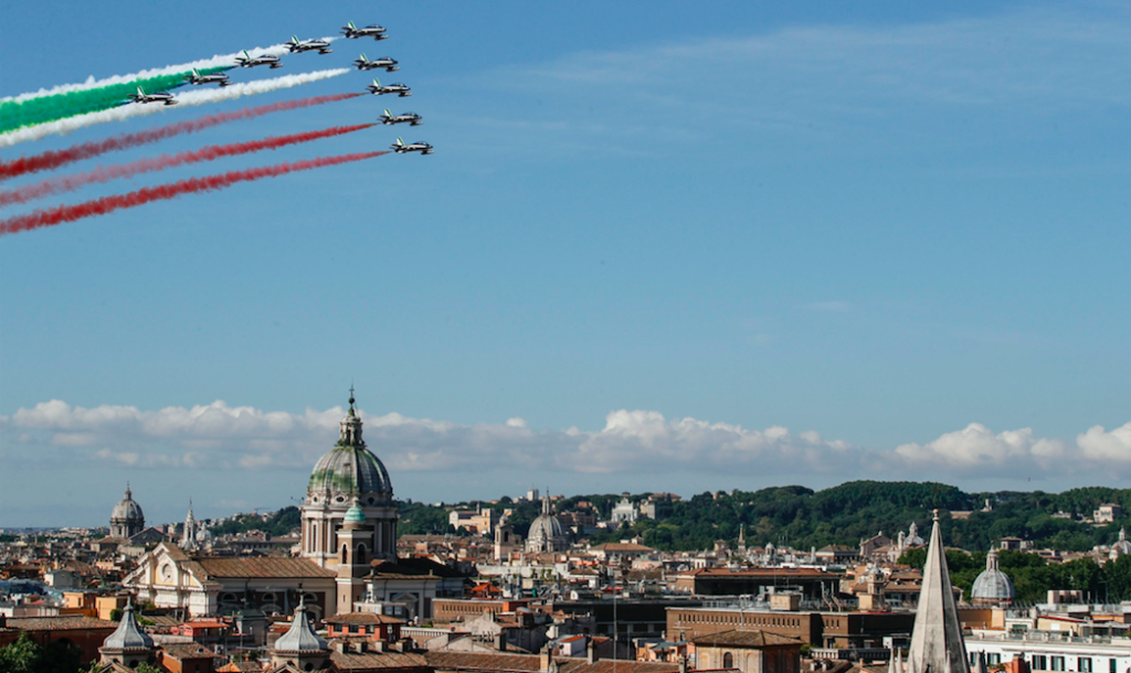 2 giugno lo spettacolo delle Frecce Tricolori su Roma (video e fotogallery) 2 giugno lo spettacolo delle Frecce Tricolori su Roma (video e fotogallery)