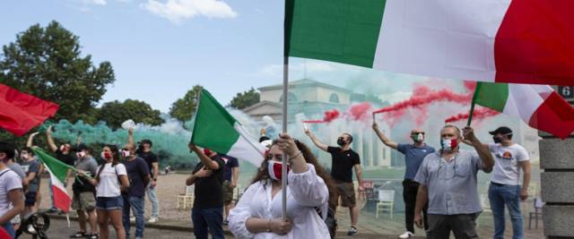 Mascherine Tricolori foto Ansa