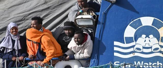 Migranti in attesa dello sbarco dalla nave tedesca Sea Watch 3 foto Ansa