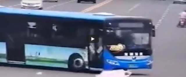 autista di bus fa strage di liceali in Cina frame da video Youtube