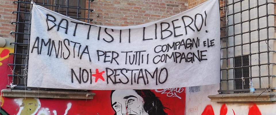 Lo striscione con la scritta ‘Battisti libero!’ comparso in Piazza Verdi, nella zona universitaria di Bologna, 15 gennaio 2019. Il riferimento è chiaramente all’ex terrorista dei Pac Cesare Battisti, arrestato in Bolivia ed estradato il 14 gennaio in Italia. Nello striscione si legge anche ‘amnistia per tutti i compagni e le compagne’, e la firma ‘Noi restiamo’. ANSA / GIORGIO BENVENUTI