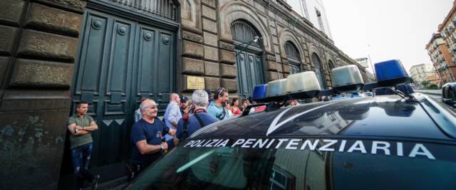 Detenuto straniero colpisce con un pugno in faccia un agente che sbatte