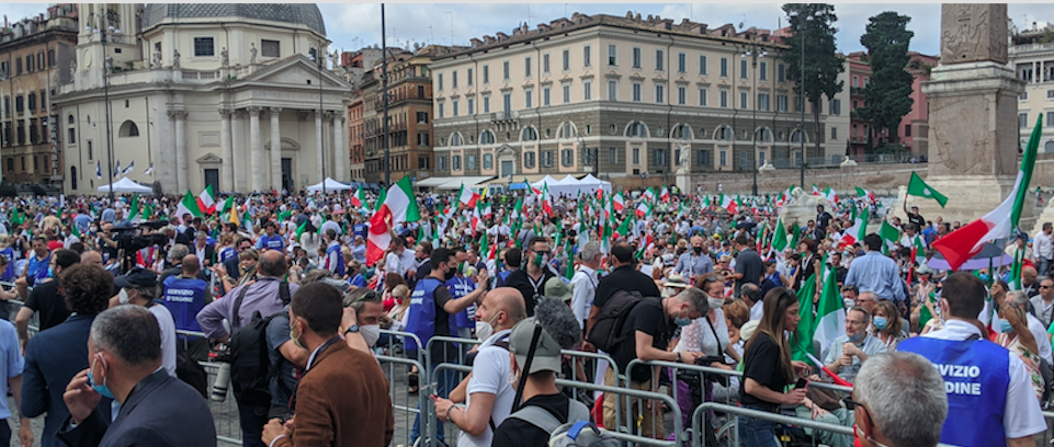 Al via la manifestazione di piazza del Popolo: «Non ci hanno spaventato»