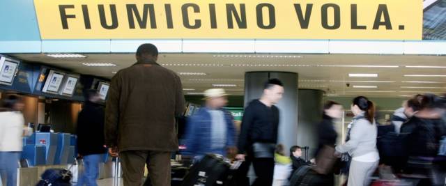 A Roma Fiumicino altri 5 bengalesi col Covid foto Ansa