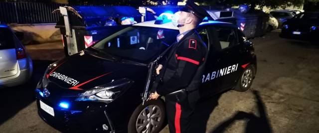 Carabinieri intervengono per una rapina alla banca foto Ansa