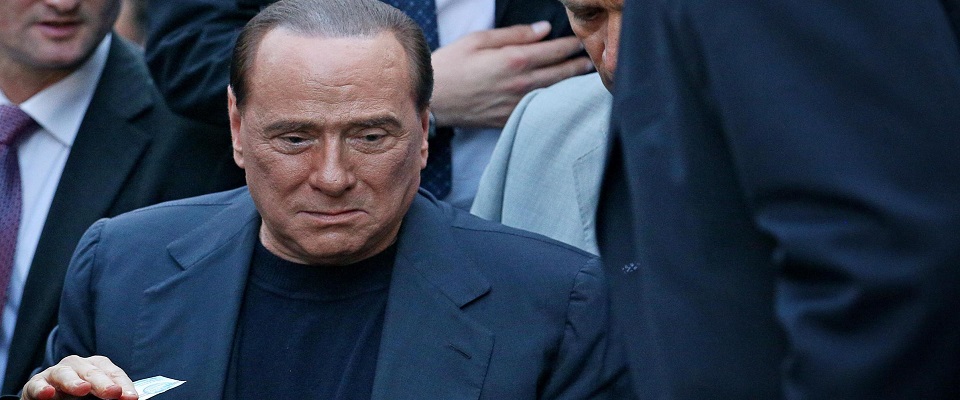 Vergogna Travaglio, pubblica su Fatto la foto di Berlusconi che piange foto Ansa