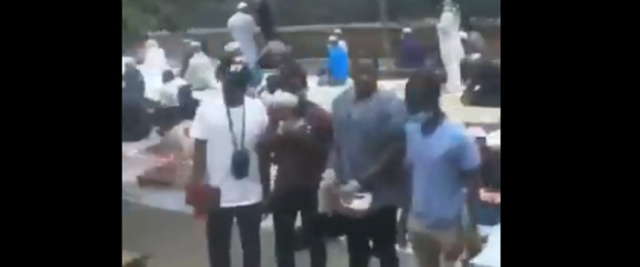 Immigrati musulmani pregano in piazza frame da video su Twitter