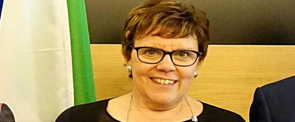Daniela Santanché, parlamentare di Fratelli d’Italia, finisce nel mirino di una consigliera Pd che fa becera ironia sul suo aspetto fisico