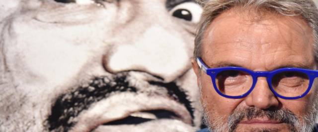 il fotografo Oliviero Toscani davanti l'autoritratto donato alla Galleria degli Uffizi foto Ansa