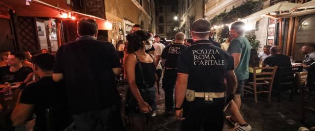 rapina a Trastevere da parte di un branco di nordafricani foto Ansa