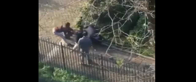 immigrati africani massacrano di botte un ragazzo per uno smartphone frame da video su Twitter RadioSavana
