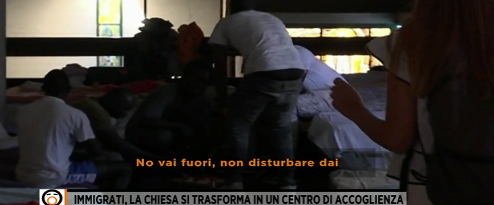 Giornalista cacciata in chiesa dai migranti di Don Biancalani frame da video di Mediaset Play