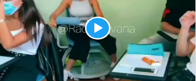 Ironia social sui banchi a rotelle frame da video su Twitter di RadioSavana
