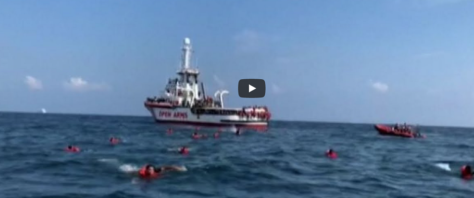 Open Arms, migranti si buttano in mare per raggiungere la costa a nuoto frame da video Youtube