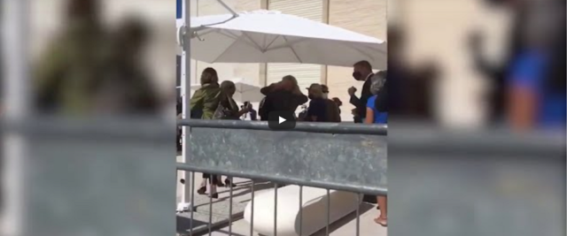 Sgarbi litiga per la mascherina col servizio d'ordine del Festival frame da video Youtube