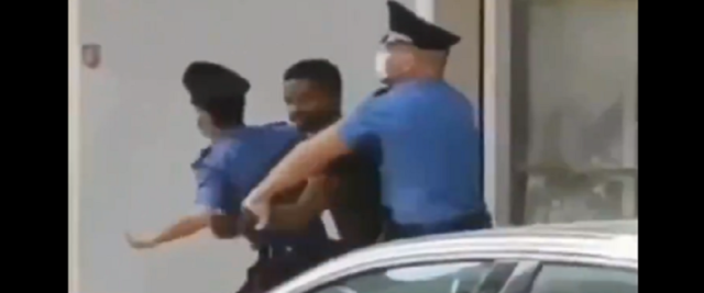 Clandestini africani col Covid fuggono dal centro d'accoglienza e aggrediscono i cc frame da video su Tw RadioSavana