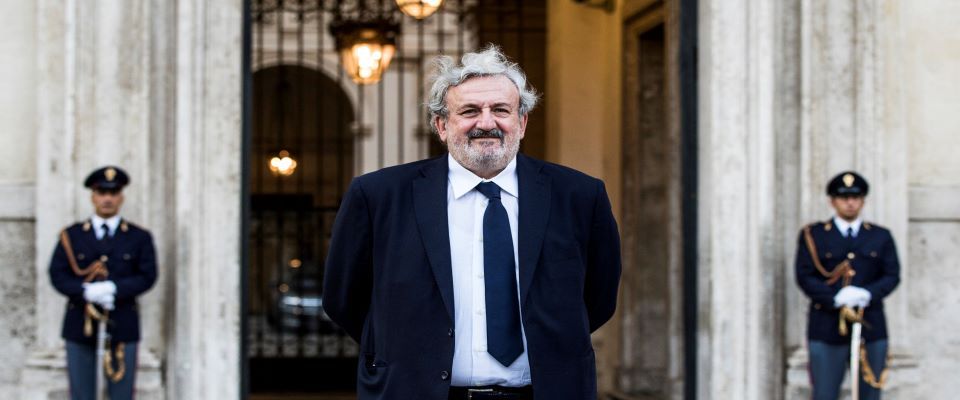 Emiliano senza vergogna: a tre giorni dal voto regala posti fissi con tanto di pergamena ricordo Emiliano senza vergogna: a tre giorni dal voto regala posti fissi con tanto di pergamena ricordo