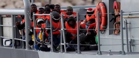 Migranti, la Alan Kurdi fa rotta verso la Sardegna foto Ansa