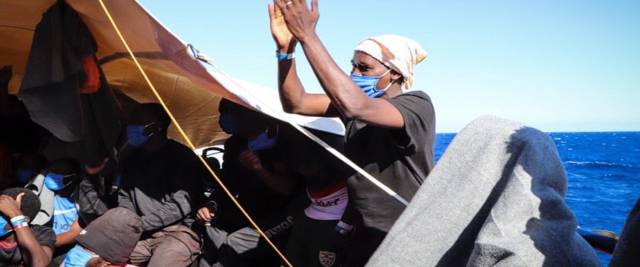 Migranti, la Sea Watch verso Palermo foto Ansa