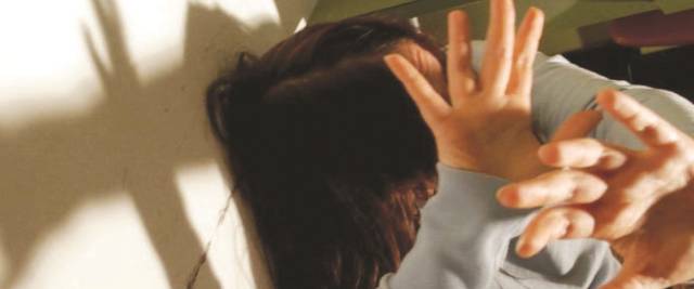 ragazza aggredita nel bagno di un fast food da un clochard foto Ansa