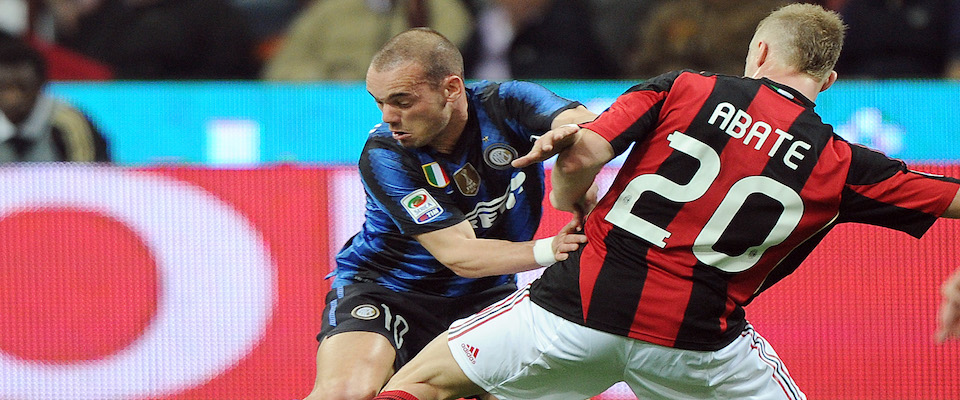 Inter Milan Dutch midfielder Wesley Sneijder (L) struggles for the ball with Ac Milan midfielder Ignazio Abate during their Italian Serie A soccer match at the San Siro-Giuseppe Meazza stadium in Milan, northen Italy, 2 April 2011.ANSA/DANIEL DAL ZENNARO Inter Milan Dutch midfielder Wesley Sneijder (L) struggles for the ball with Ac Milan midfielder Ignazio Abate during their Italian Serie A soccer match at the San Siro-Giuseppe Meazza stadium in Milan, northen Italy, 2 April 2011.ANSA/DANIEL DAL ZENNARO