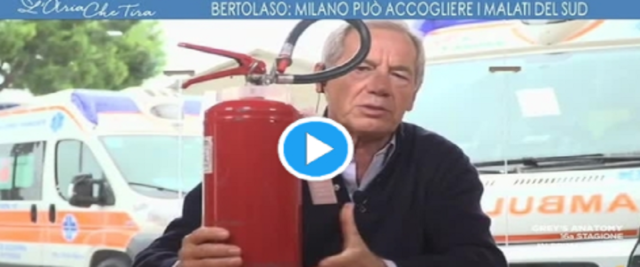 Bertolaso con l'estintore in tv frame e video da Twitter