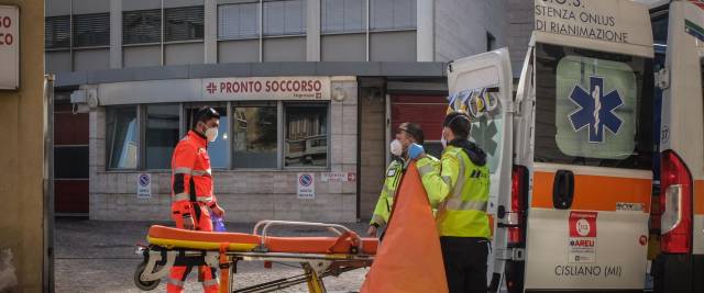 Milano cadavere davanti ospedale