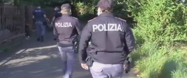 pusher nigeriano e ombrellate all'agente