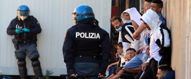 migranti centro rimpatrio Milano