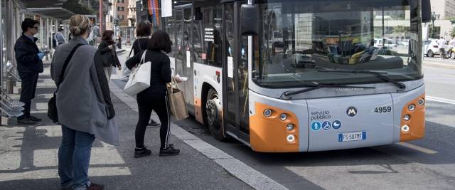 straniero vuole violentare ragazza sul bus