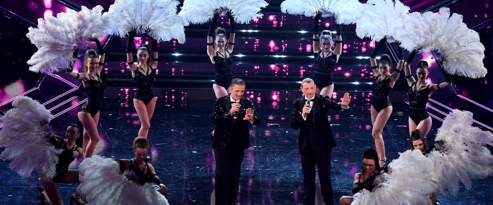 Ballerina positiva a Sanremo, paura per Fiorello e Amadeus: ma il loro tampone è negativo Ballerina positiva a Sanremo, paura per Fiorello e Amadeus: ma il loro tampone è negativo
