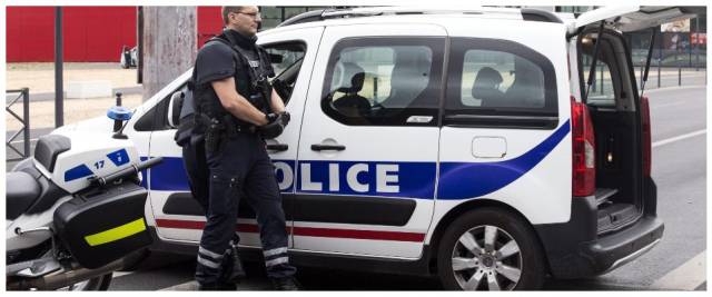 francia poliziotta accoltellata