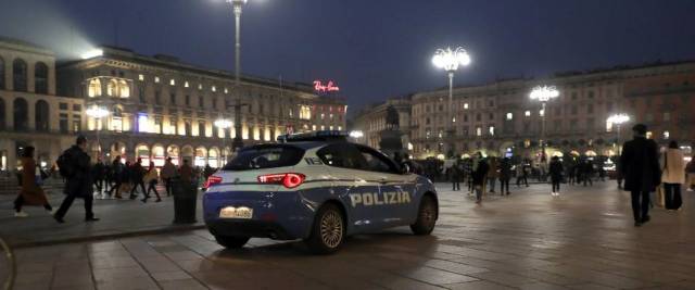 marocchino ruba vittima che dorme