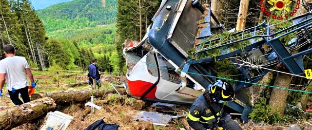 MOTTARONE, I RESTI DELLA CABINA SFRACELLATA AL SUOLO