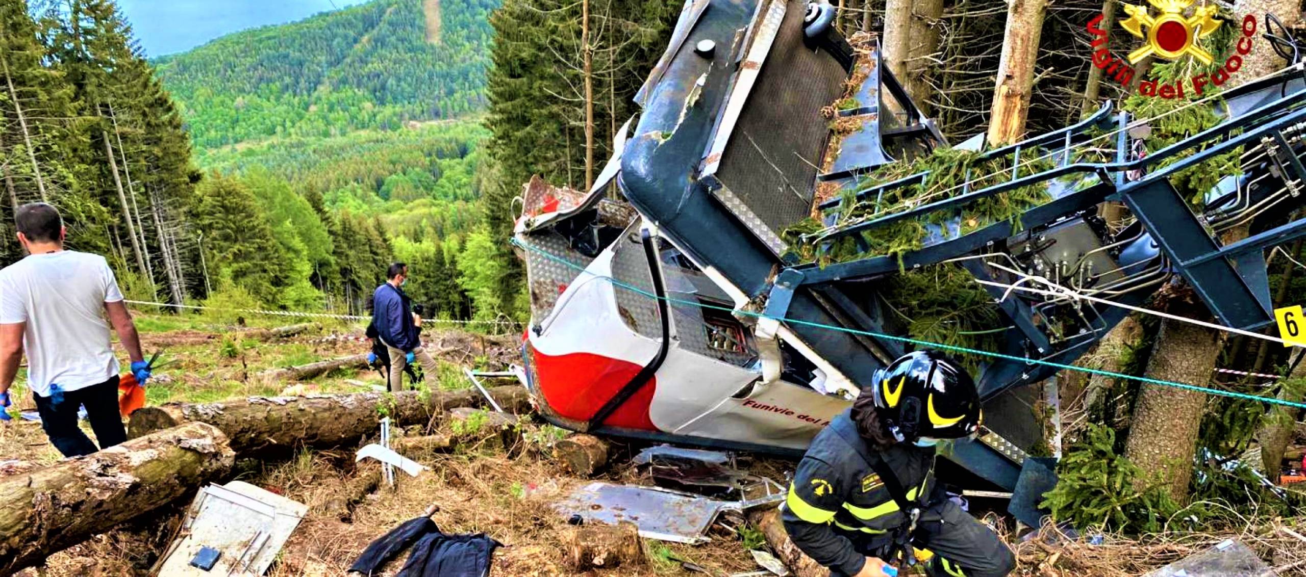 MOTTARONE, I RESTI DELLA CABINA SFRACELLATA AL SUOLO