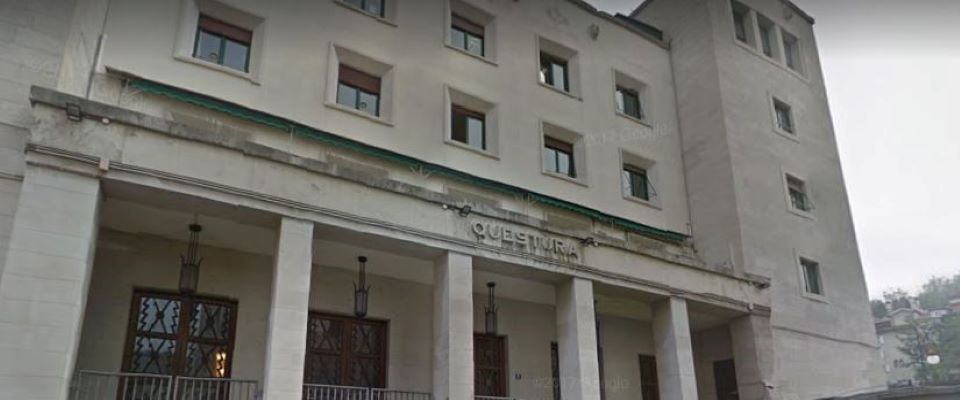 Trieste, rumeno ubriaco infastidisce i clienti di un supermercato e si spoglia nudo in questura Trieste, rumeno ubriaco infastidisce i clienti di un supermercato e si spoglia nudo in questura
