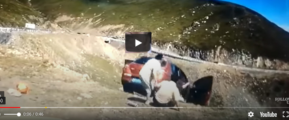 Dimentica di tirare il freno, l’auto precipita nel dirupo (video): solo due passeggeri riescono a uscire