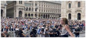 Meloni in piazza Duomo piena