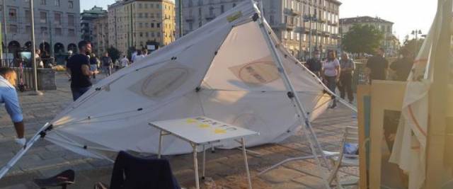 assalto gazebo M5S