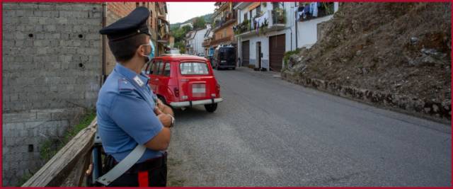 marito la uccide a coltellate