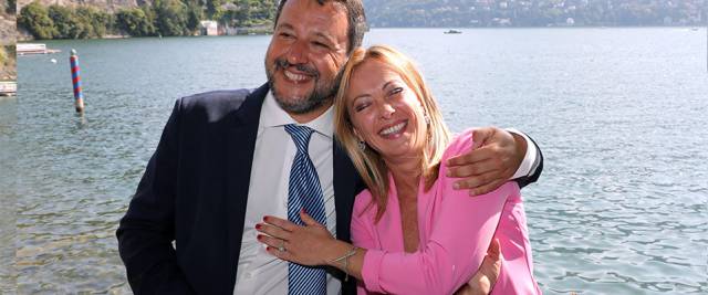 L'abbraccio tra Salvini e Meloni