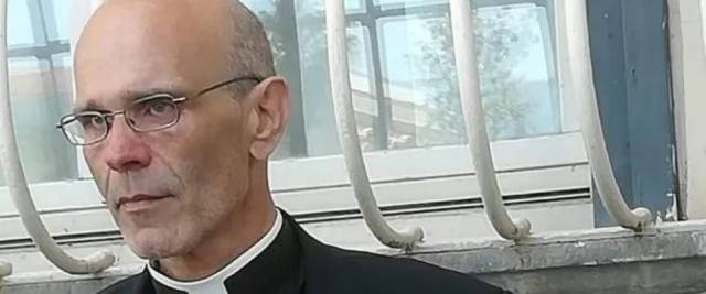 Abusi sessuali su un 13enne: arrestato don Livio. Nel 2014 ricevette il “premio Padre Pio”