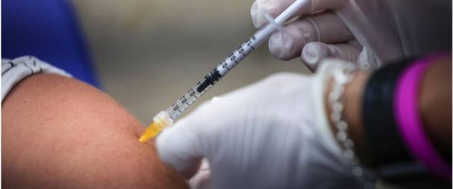 Vaccini, via libera del Ministero alla terza dose per tutti i “fragili” e gli over 60. I dubbi dei governatori