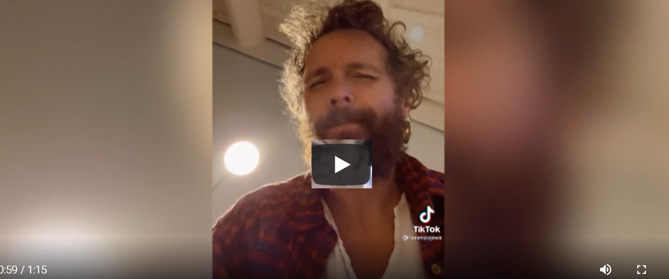 Jovanotti annuncia sui social di essere positivo al Covid. "Mal di gola pazzesco, mal di muscoli, è un'influenza molto molto tosta..."