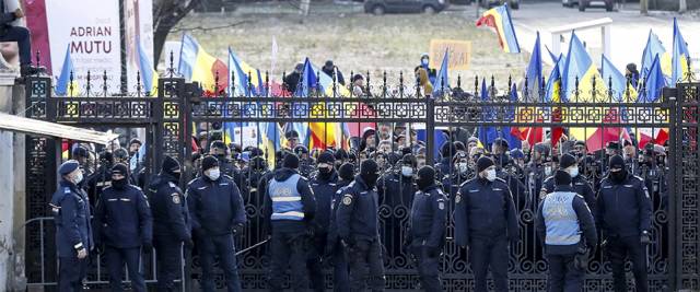Decine di manifestanti no vax di estrema destra hanno tentato oggi di fare irruzione nel parlamento della Romania, a Bucarest